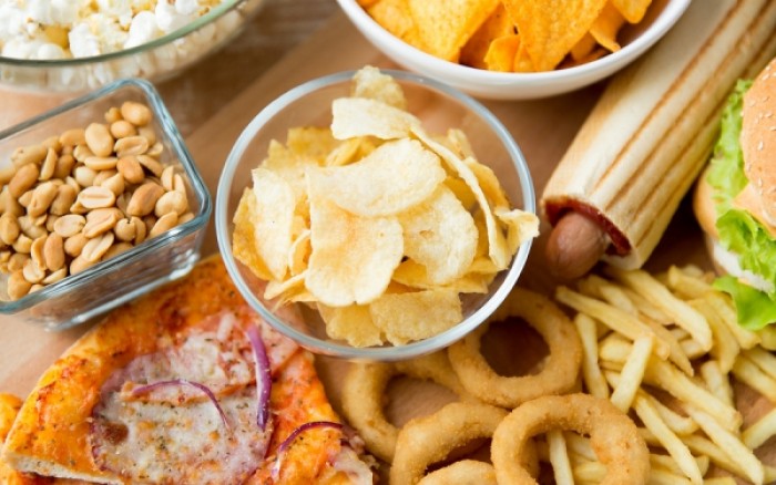 Πιο “τσίπης” πεθαίνεις: Οι ελεγκτές των δανειστών με χιλιάδες ευρώ μισθό το μήνα τρώνε από τα fastfood της Αθήνας